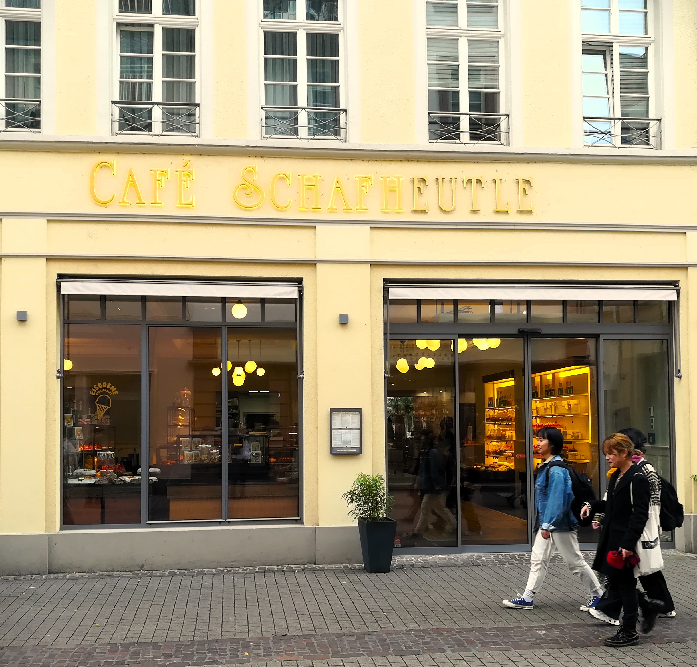 Foto der Ladenfront vom Café Schafheutle in der Heidelberger Innenstadt